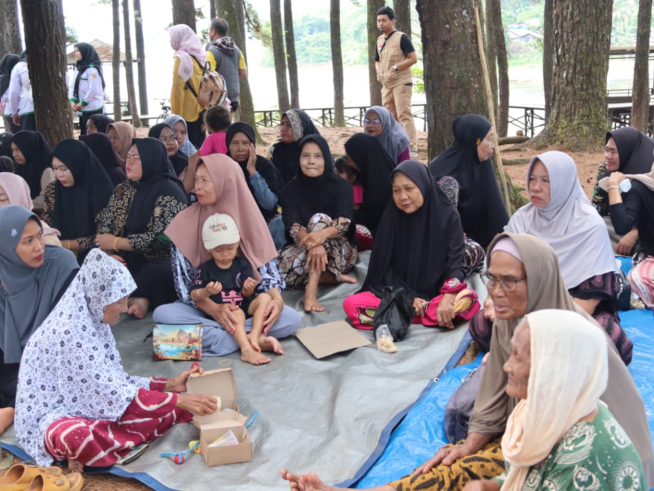 ANTUSIAS: Warga desa Tiwingan Baru berharap kegiatan baksos yang digelar FKIK ULM bisa digelar kembali dan jadi agenda rutin.