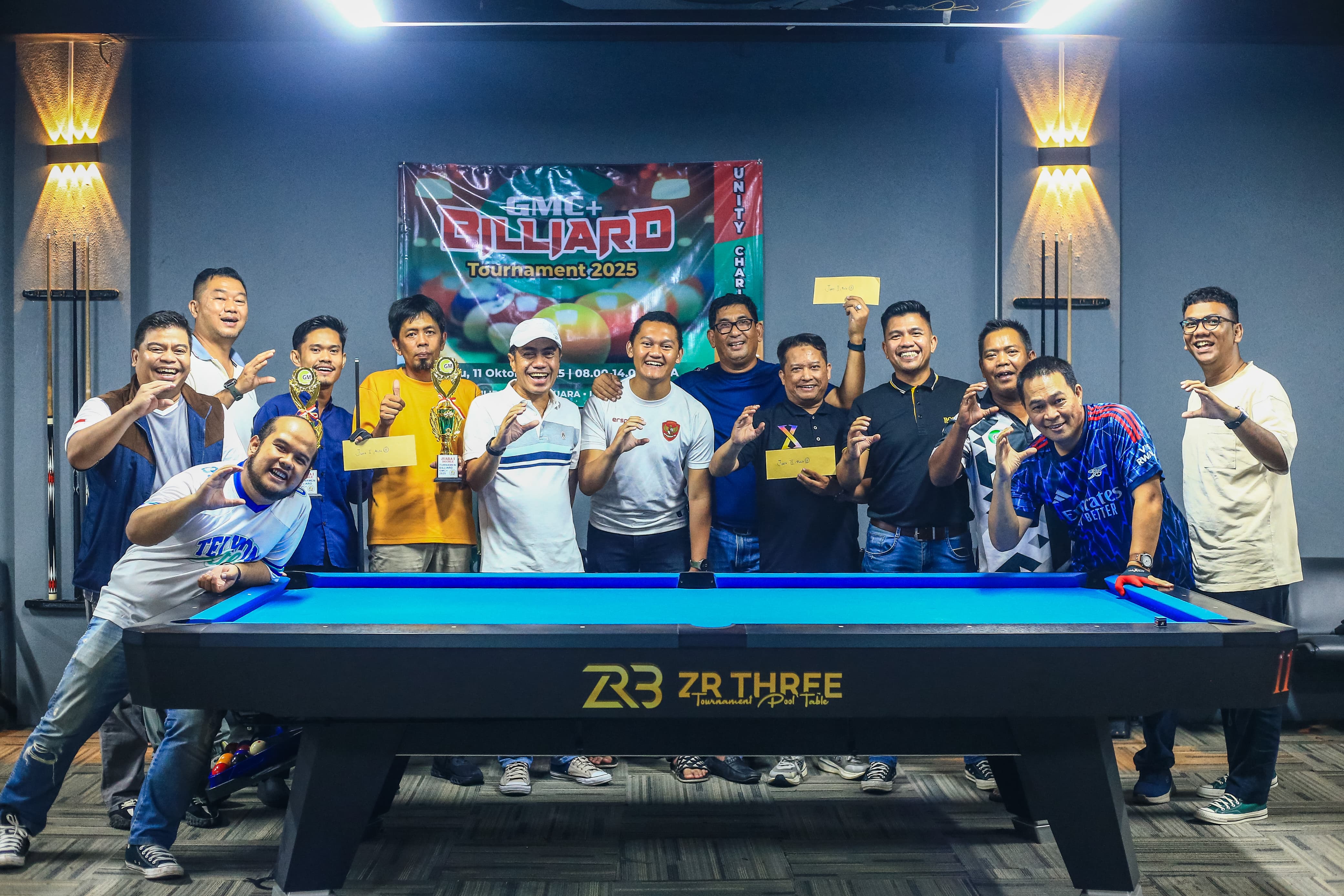 Para juara GMC Plus Billiard Tournament 2025 berfoto bersama usai menerima trofi dan hadiah di Maxwin Pool & Cafe, Banjarmasin, Sabtu (11/10/2025). (M Idris Jian Sidik)