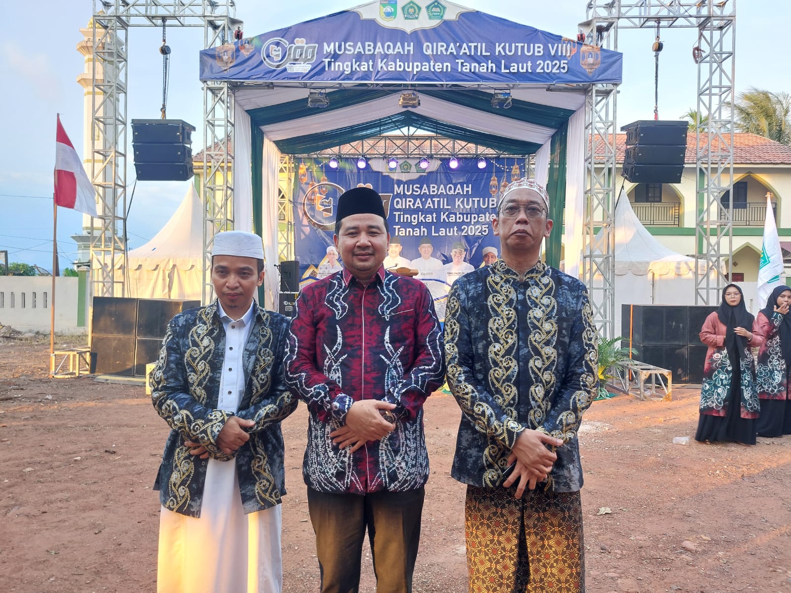 TINGKATKAN : Anggota Komisi II DPRD Tala, H Zainul Abidin (tengah) foto bersama dengan Pimpinan Ponpes Asy Syuhada sekaligus KH Ahmad Syarifuddin Noor. (Foto : Norsalim Yahya/Radar Banjarmasin)