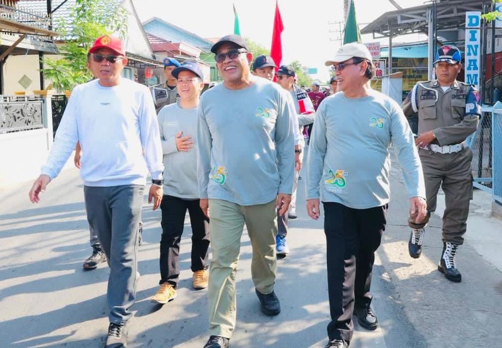 OLAHRAGA:Bupati Kabupaten HSU, H Sahrujani dan civitas akademika STIQ Amuntai jalan santai di Harlah ke-25 kampus STIQ Amuntai di Kota Amuntai, Minggu (12/10/2025).