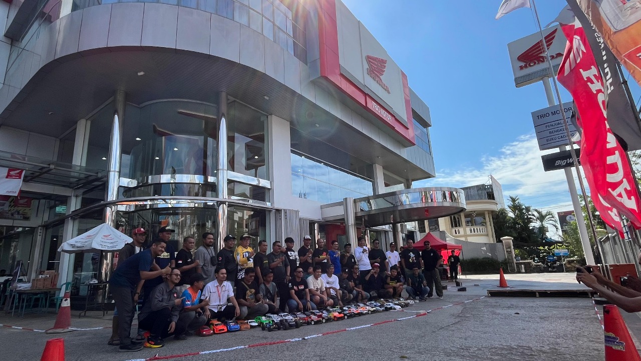 SALURKAN HOBI: Peserta adu cepat RC Rally dan Mini Buggy di Trio Motor Perintis, beberapa waktu lalu.