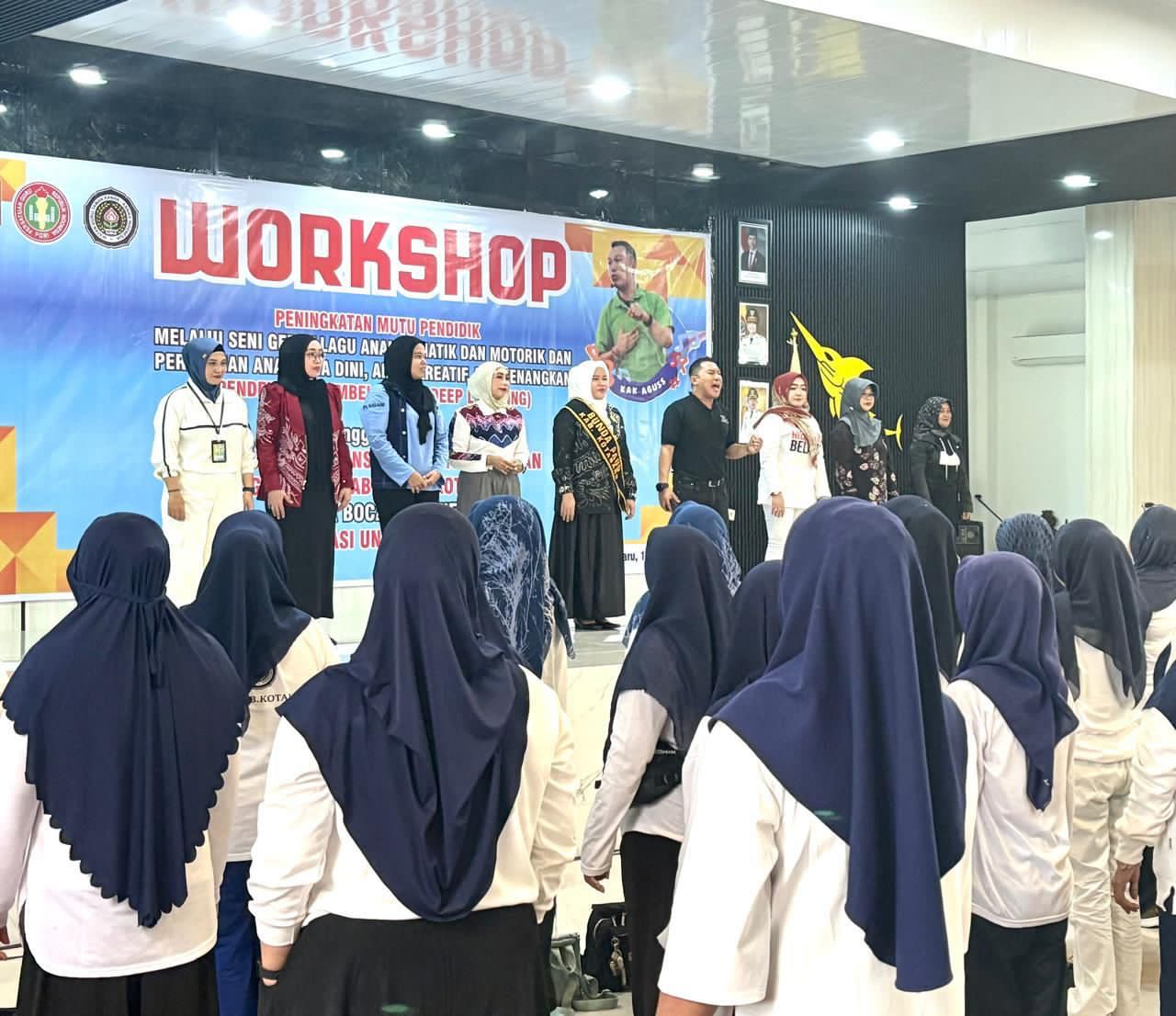 SENANG:Bunda PAUD Kotabaru, Suci Annisa Rusli saat hadir Workshop Senam Ceria Pembelajaran Deep Learning d Gedung Paris Barantai, Kotabaru, Minggu (12/10/2025).