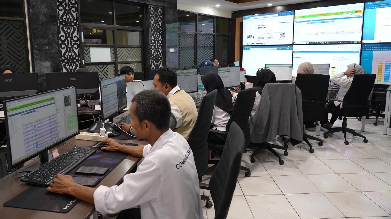 SELALU DIPANTAU: Dari Ruang Command Center, seluruh pergerakan sistem kelistrikan terus dipantau secara real time agar petugas selalu sigap dalam melayani laporan pelanggan melalui kanal resmi aplikas
