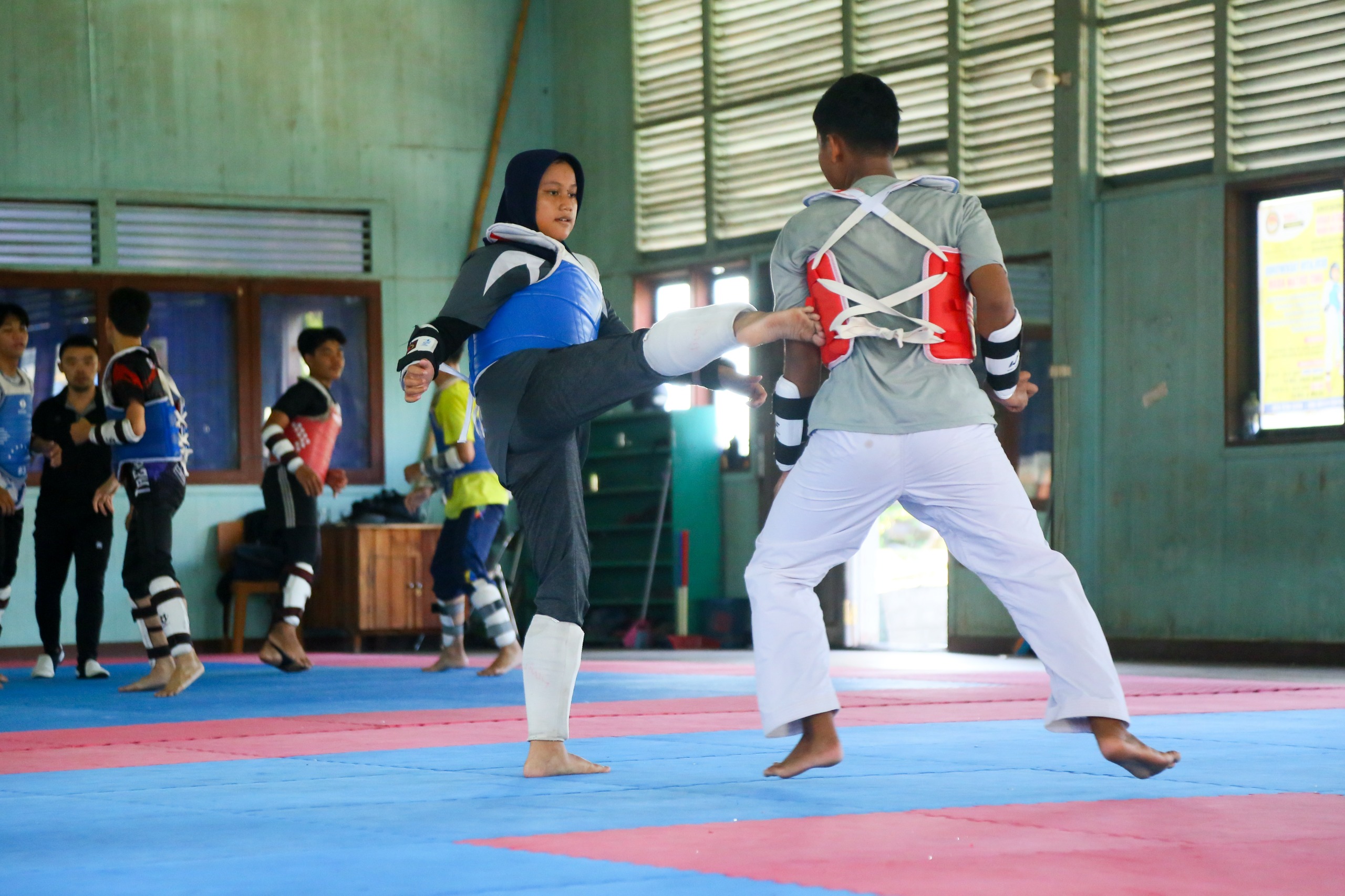 LATIHAN: Para atlet Taekwondo Banjarmasin menjalani latihan rutin untuk mematangkan strategi dan teknik jelang Porprov XII Tanah Laut.