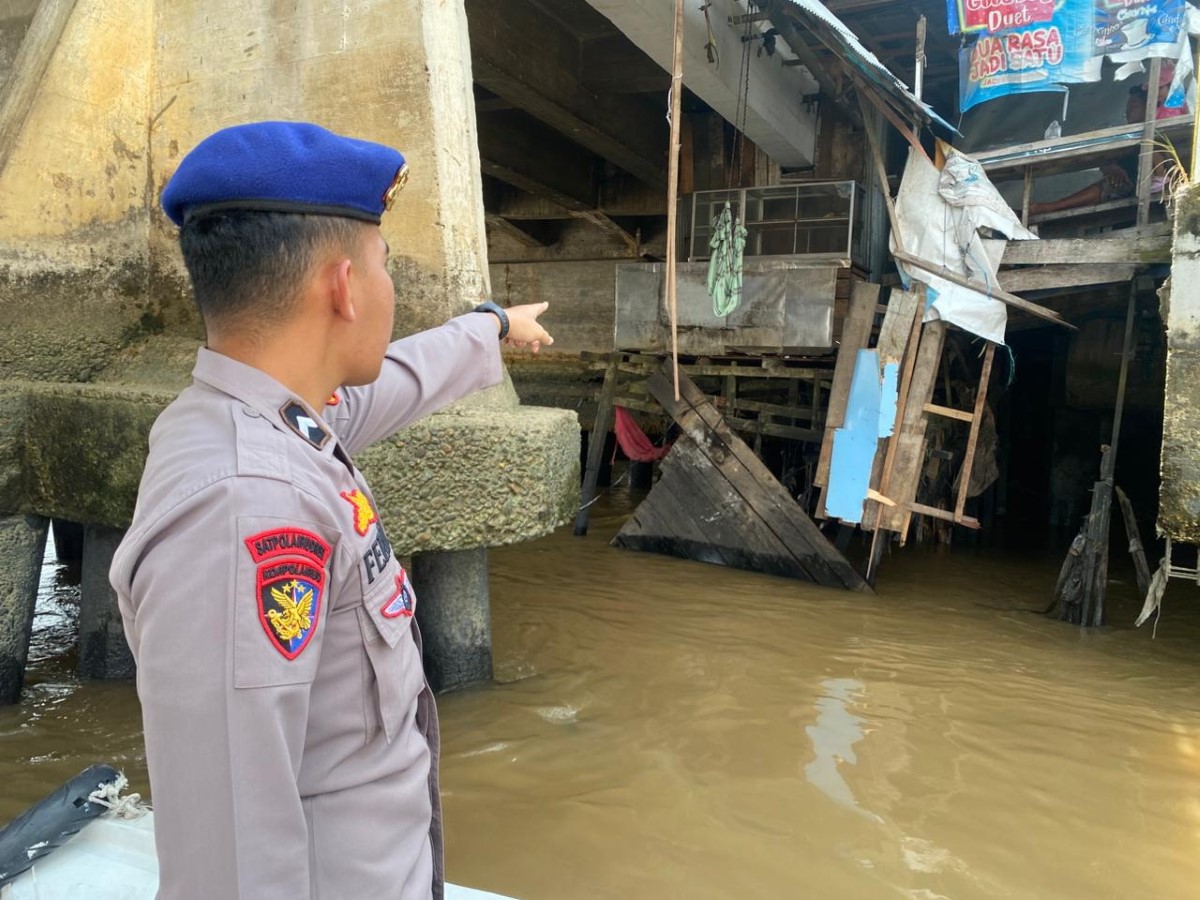 AMBRUK: Tiang dan lantai warung di bantaran Sungai Martapura yang rusak akibat ditabrak kelotok.