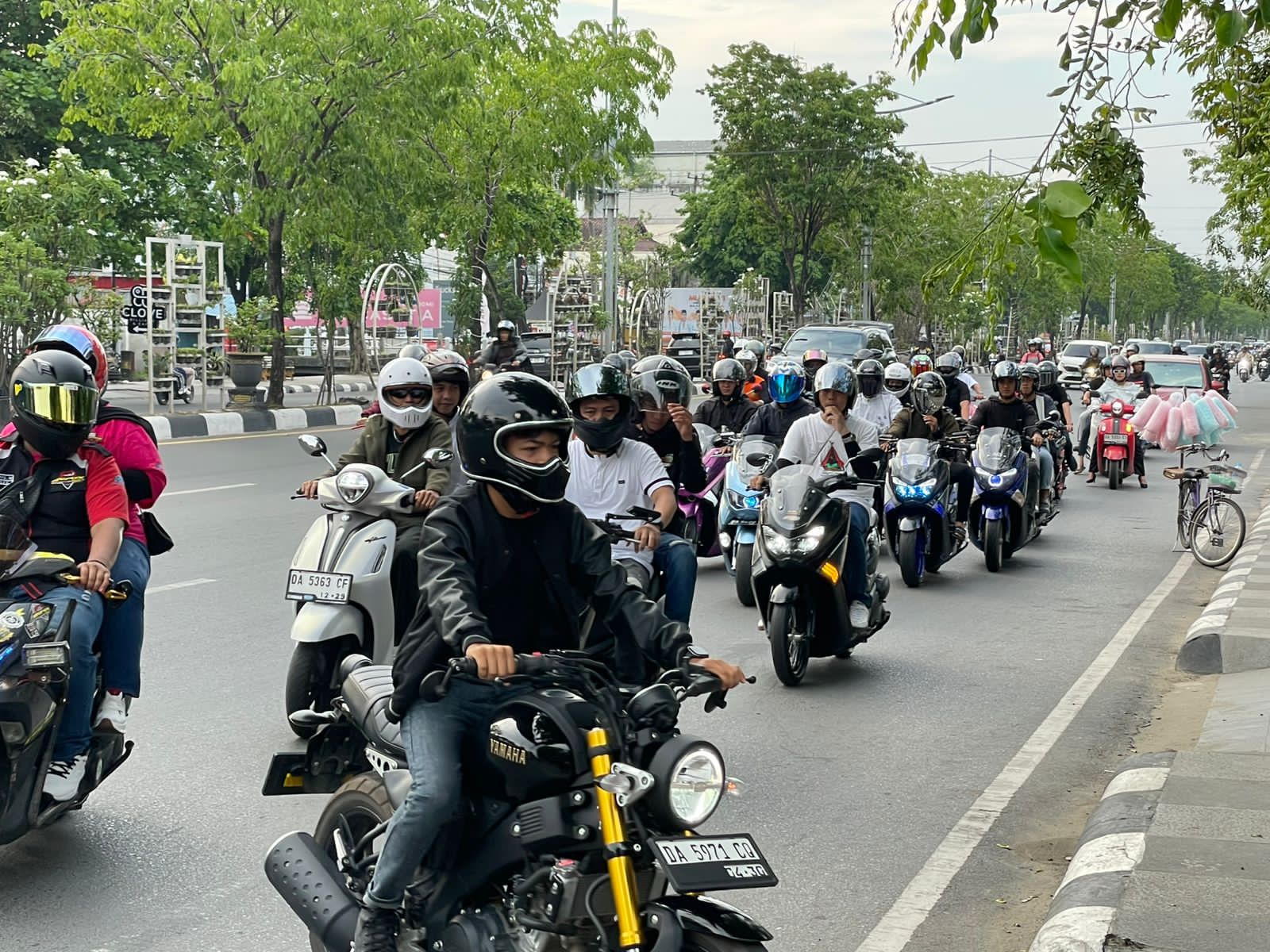 ROLLING CITY: Dengan mengendarai motor Yamaha masing-masing, event Yamaha Community Gathering Banjarmasin berlangsung meriah da penuh kebersamaan.