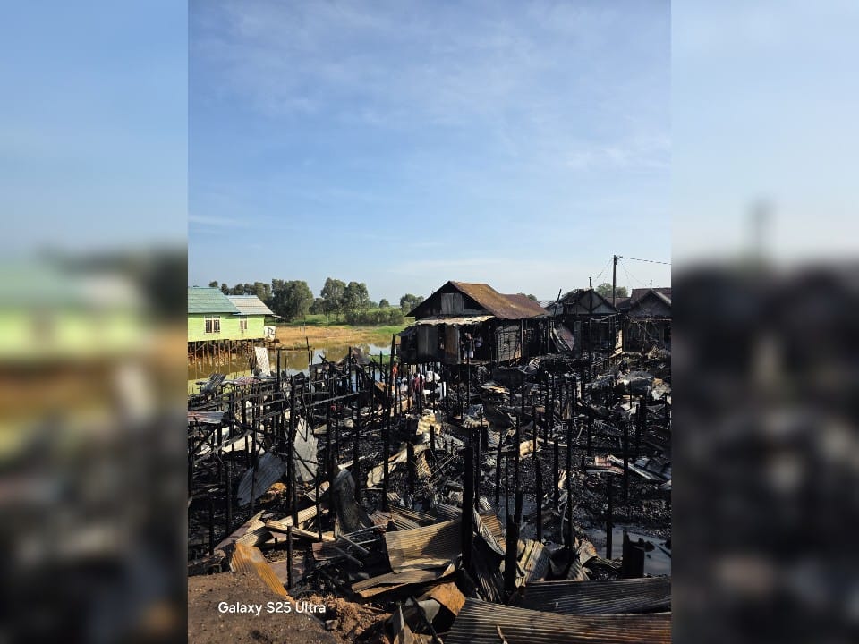JADI ARANG : Inilah penampakan delapan rumah yang terbakar di RT 5 Dusun 2 Desa Pandahan, Kecamatan Bati-Bati, Senin (13/10/2025) dini hari. (Foto : H. Alfian Taurus untuk Radar Banjarmasin)