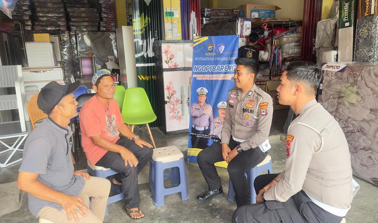 EDUKASI: Anggota Satlantas Polres HSU saat melakukan kegiatan edukasi pada pelaku usaha ekspedisi dan sopir ekspedisi di Kelurahan Antasari Kabupaten HSU, Senin (13/10/2025). (Foto: M.Akbar/Radar Banj