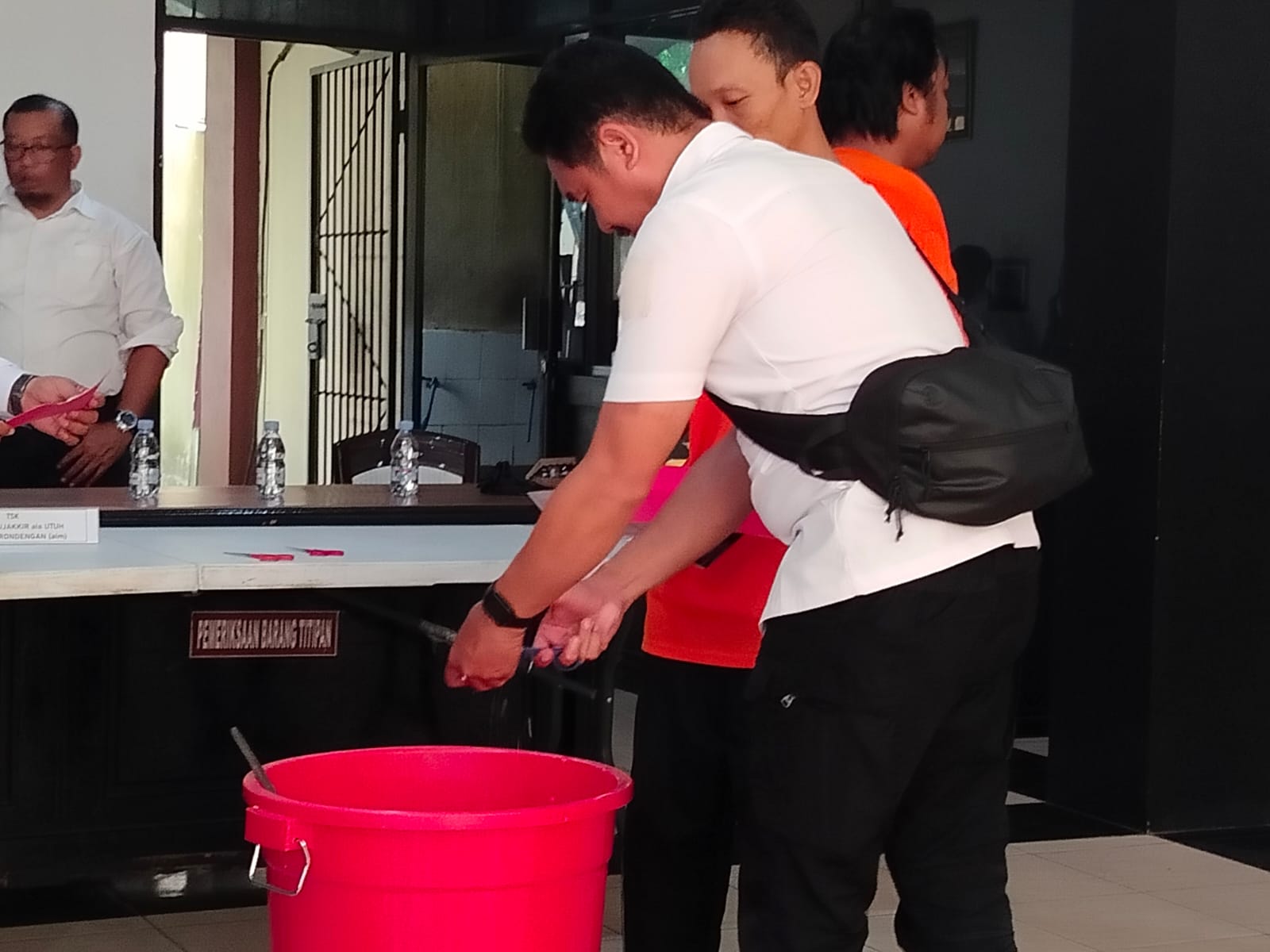 DIMUSNAHKAN: Petugas Satresnarkoba Polresta Banjarmasin saat memusnahkan barang bukti sabu.