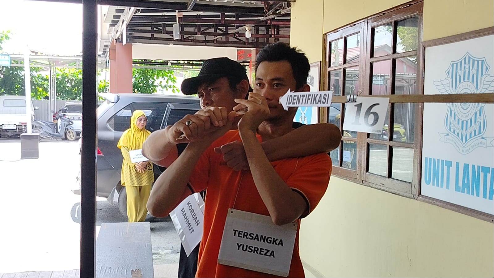 PERLAWANAN:Tersangka Yusreza memperagakan adegan penikaman dalam rekonstruksi kasus pembunuhan di halaman Polsek Banjarmasin Barat.