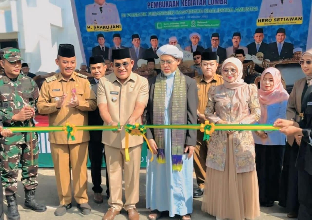 POTONG PITA:Bupati Kabupaten HSU, H Sahrujani saat melakukan potong pita pada Harlah ke-103 Pondok Pesantren Rakha Amuntai, Senin (13/10/2025).
