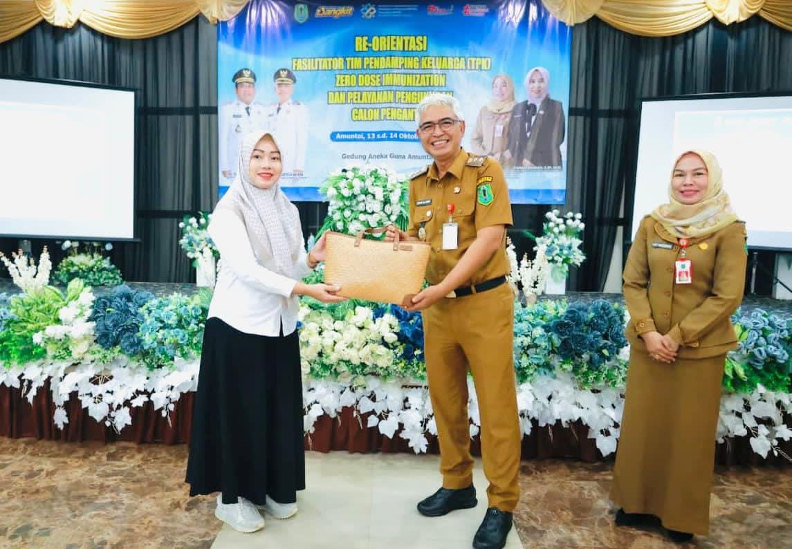 MOMEN:Wakil Bupati (Wabup) Kabupaten HSU, Iwan Alabio mewakili Bupati Kabupaten HSU, H Sahrujani membuka kegiatan orientasi kader TPK dan Pengukuhan Catin di Aula Dr KH Idham Chalid,Senin (13/10/2025)