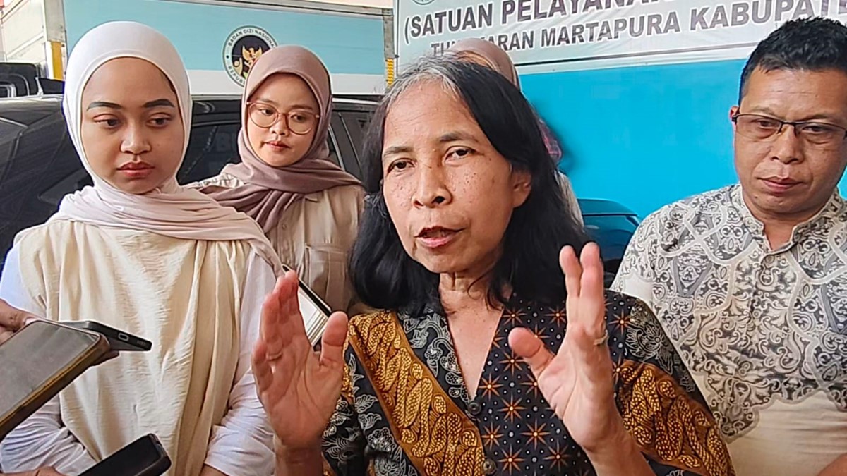 MENJELASKAN: Ketua Tim Investigasi Independen BGN, Karimah Muhammad, saat diwawancarai di lokasi.