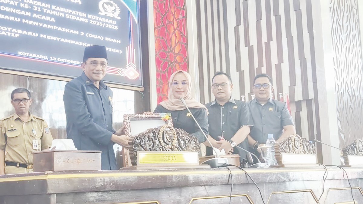 PARIPURNA: Eksekutif menyerahkan berkas dokumen Raperda yang dibahas dalam rapat Paripurna, Senin (13/10) kemarin.