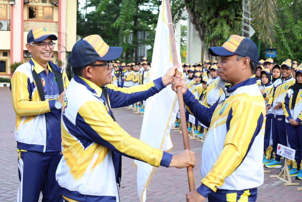 MOMEN:Bupati dan Wakil Bupati Kabupaten HSU, H Sahrujani dan Hero Setiawan melepas atlet Kabupaten HSU di halaman Kantor Bupati HSU, Senin (13/10/2025) menuju Porprov XII Kalsel 2025 Pelaihari.