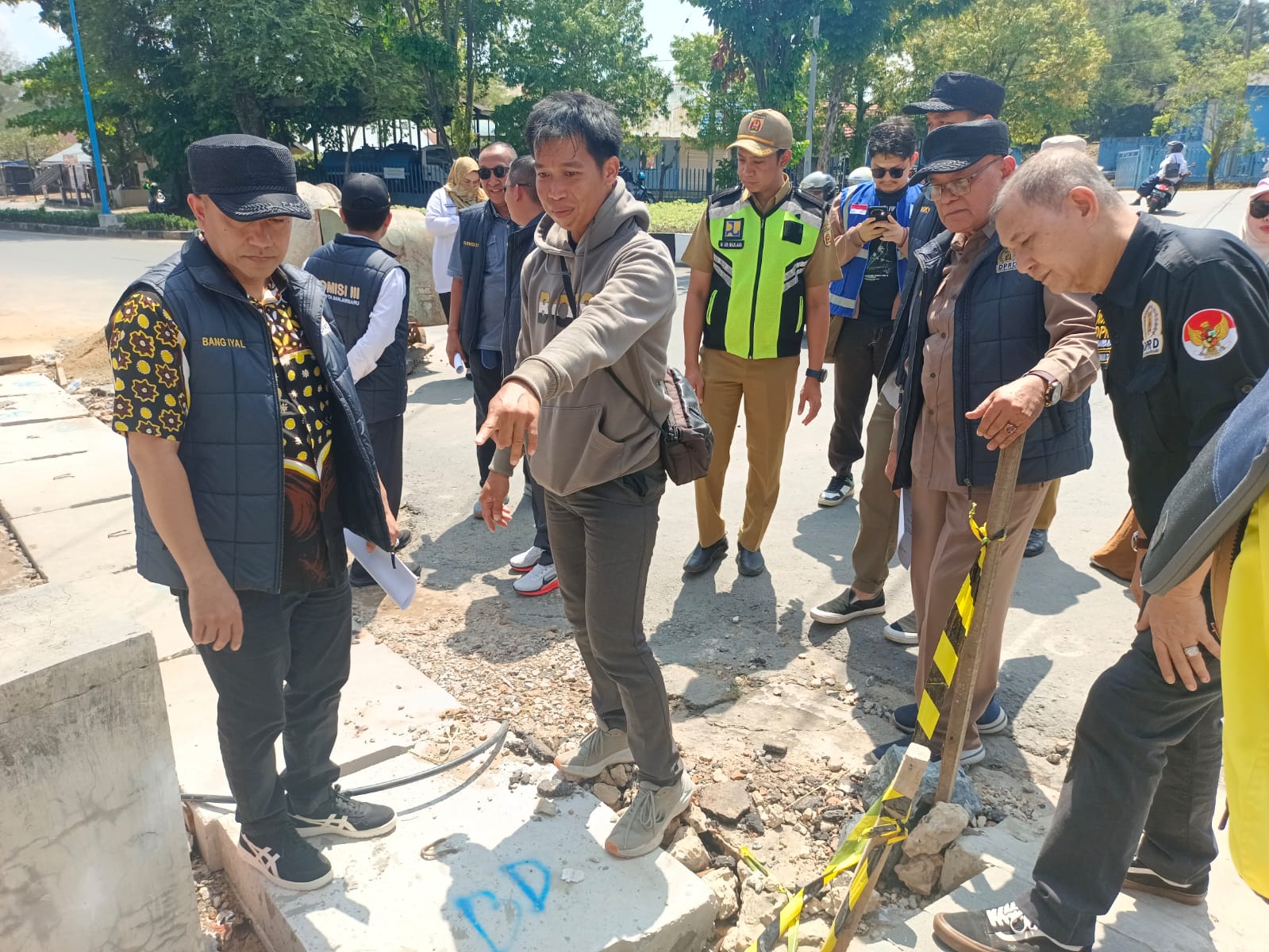 Ketua Komisi III DPRD Banjarbaru Muhammad Syahrial (paling kiri) bersama Dinas PUPR Banjarbaru meninjau pembangunan tratoar dan saluran drainase di Jalan Panglima Batur Kelurahan Komet Banjarbaru, (Sh