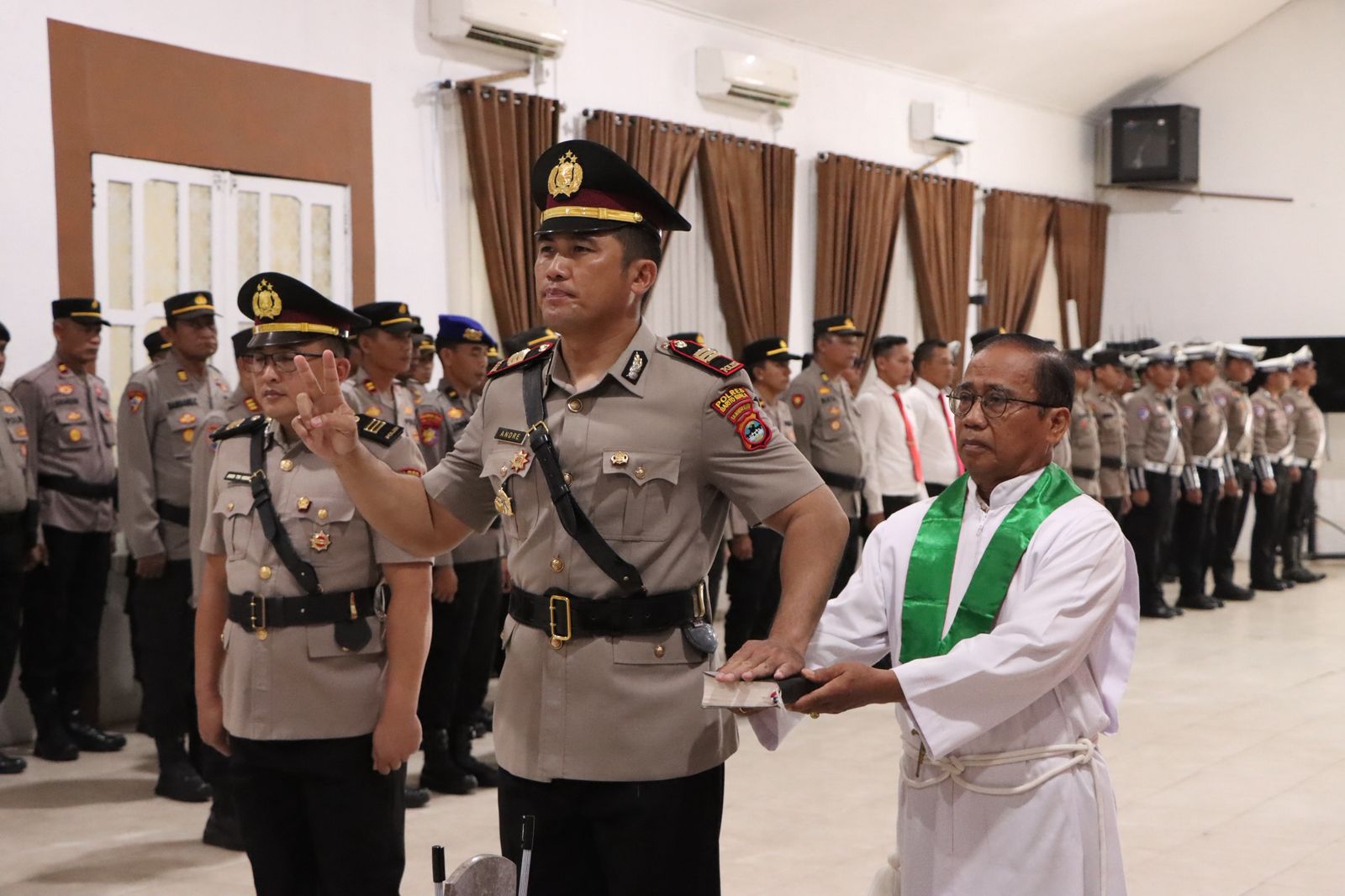 DILANTIK: AKP Andre Primaraharja Wirahmawan mengucapkan sumpah jabatan saat apel serah terima jabatan di Aula Mapolres Batola. //Humas Polres Batola untuk Radar Banjarmasin