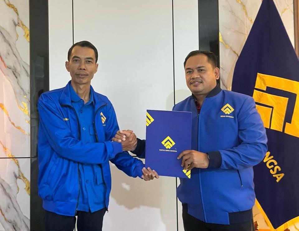 SERAHKAN SK: Sekretaris Jenderal Dewan Pimpinan Pusat (DPP) Partai Gema Bangsa, Muhammad Sopiyan menyerahkan Surat Keputusan (SK) Dewan Pengurus Wilayah (DPW) Kalimantan Selatan di Kantor DPP Partai G