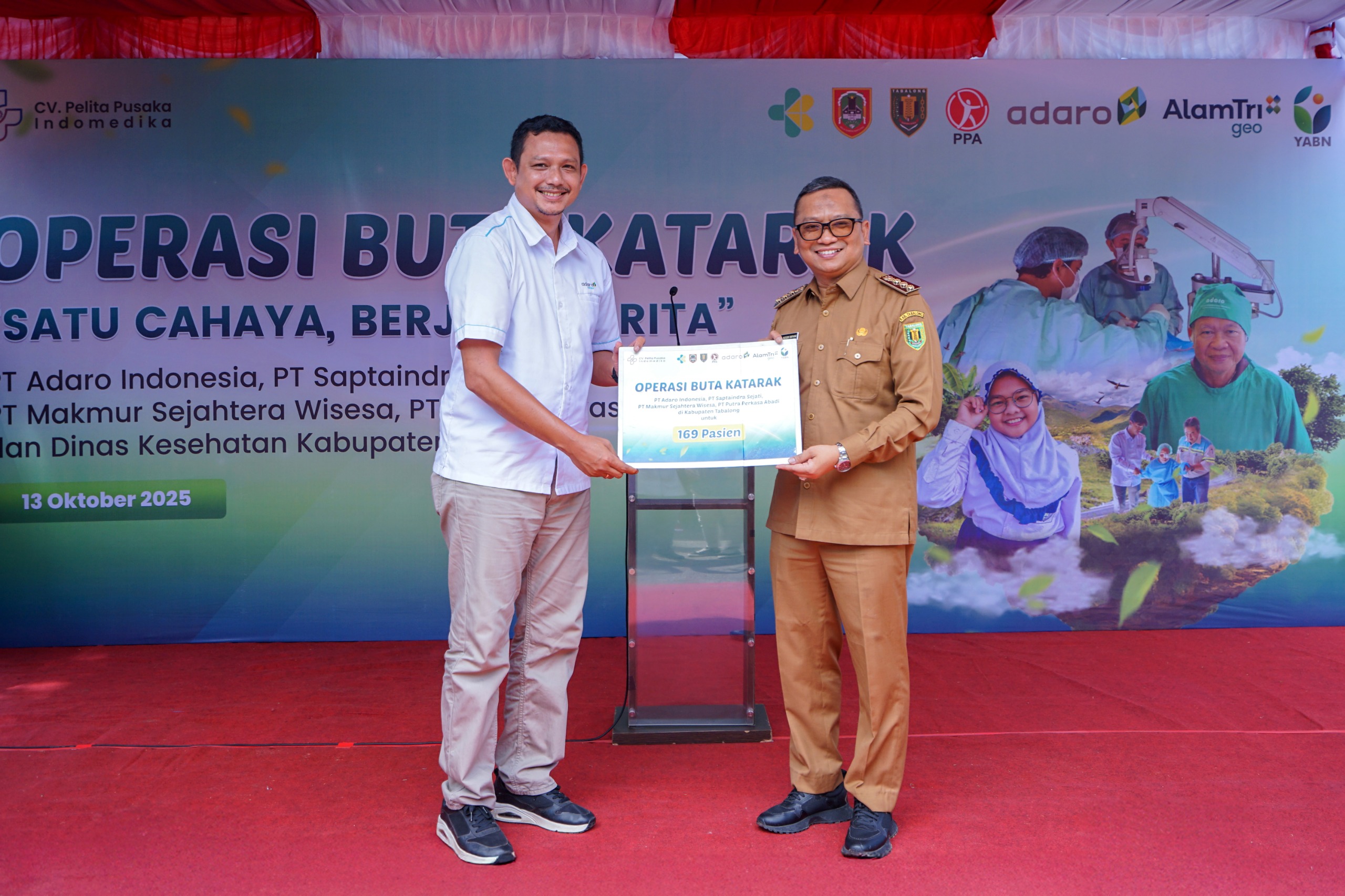 OPERASI KATARAK : Bupati Tabalong Muhammad Noor Rifani dan Kepala Divisi Eksternal PT Adaro Indonesia, Rinaldo Kurniawan memulau program operasi katarak gratis bertagline Satu Cahaya, Berjuta Cerita.