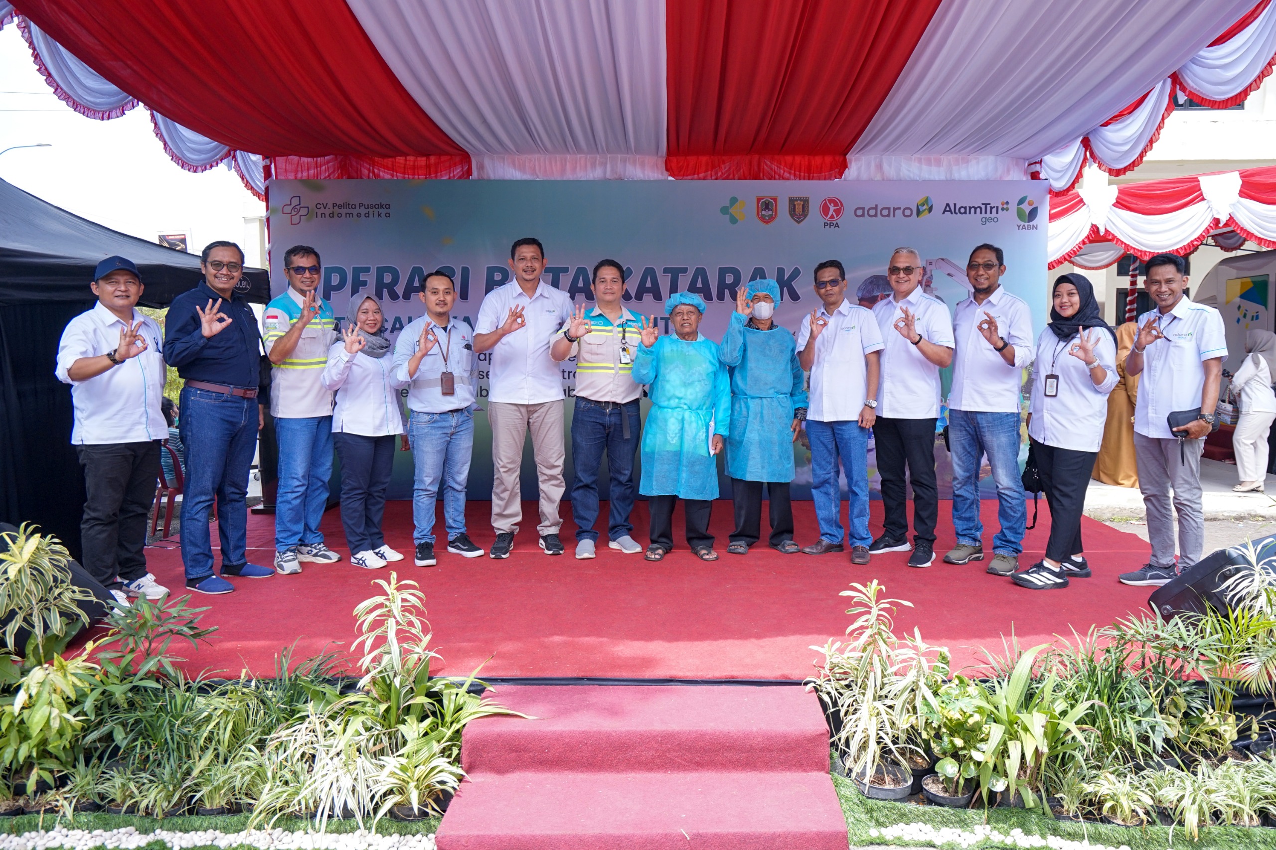 KOLABORASI:Jajaran PT Adaro Indonesia, PT Saptaindra Sejati, PT Makmur Sejahtera Wisesa, PT Putra Perkasa Abadi bersama Yayasan Amanah Bangun Negeri (YABN) berpose bersama Bupati Tabalong.