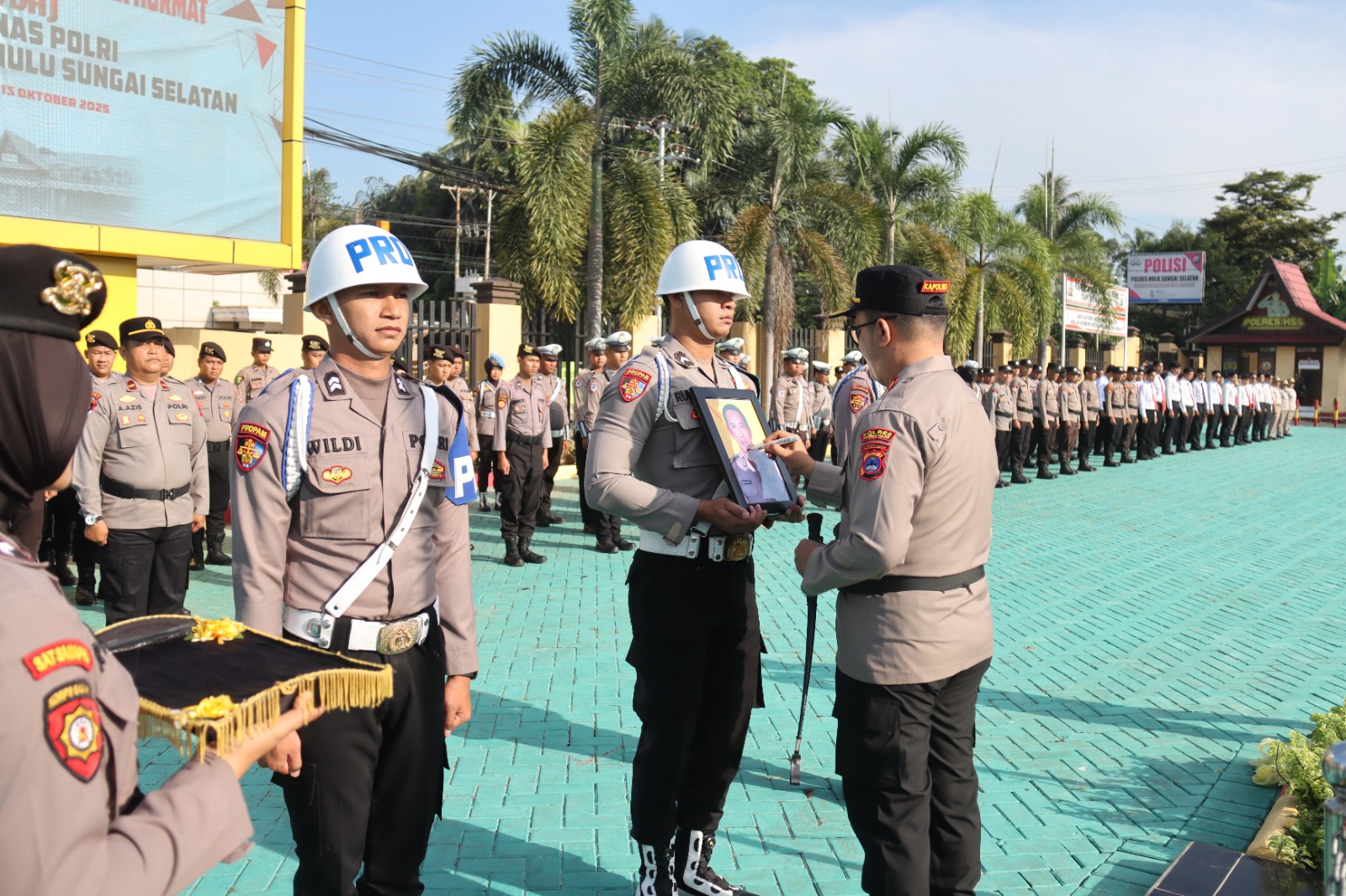UPACARA PTDH: Kapolres HSS AKBP Muhammad Yakin Rusdi mencoret figura foto wajah Bripka Didi Ariadi. Foto Polres HSS untuk Radar Banjarmasin