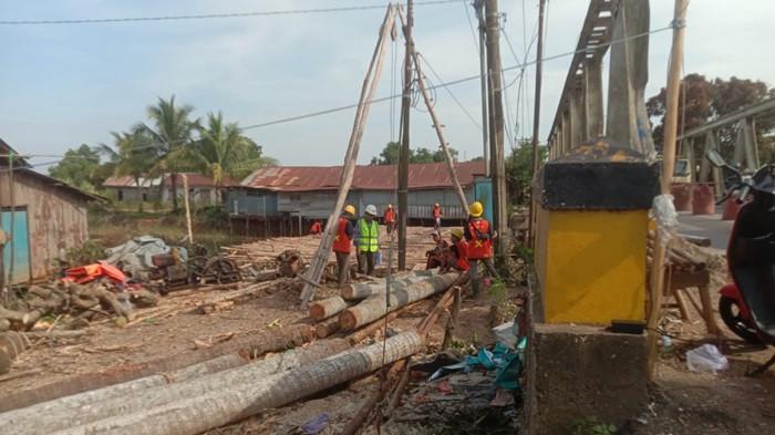 MULAI : Para pekerja mulai membuat jembatan darurat di sisi kiri jembatan arah Pelaihari-Banjarmasin.(Foto : Rohimi untuk Radar Banjarmasin)