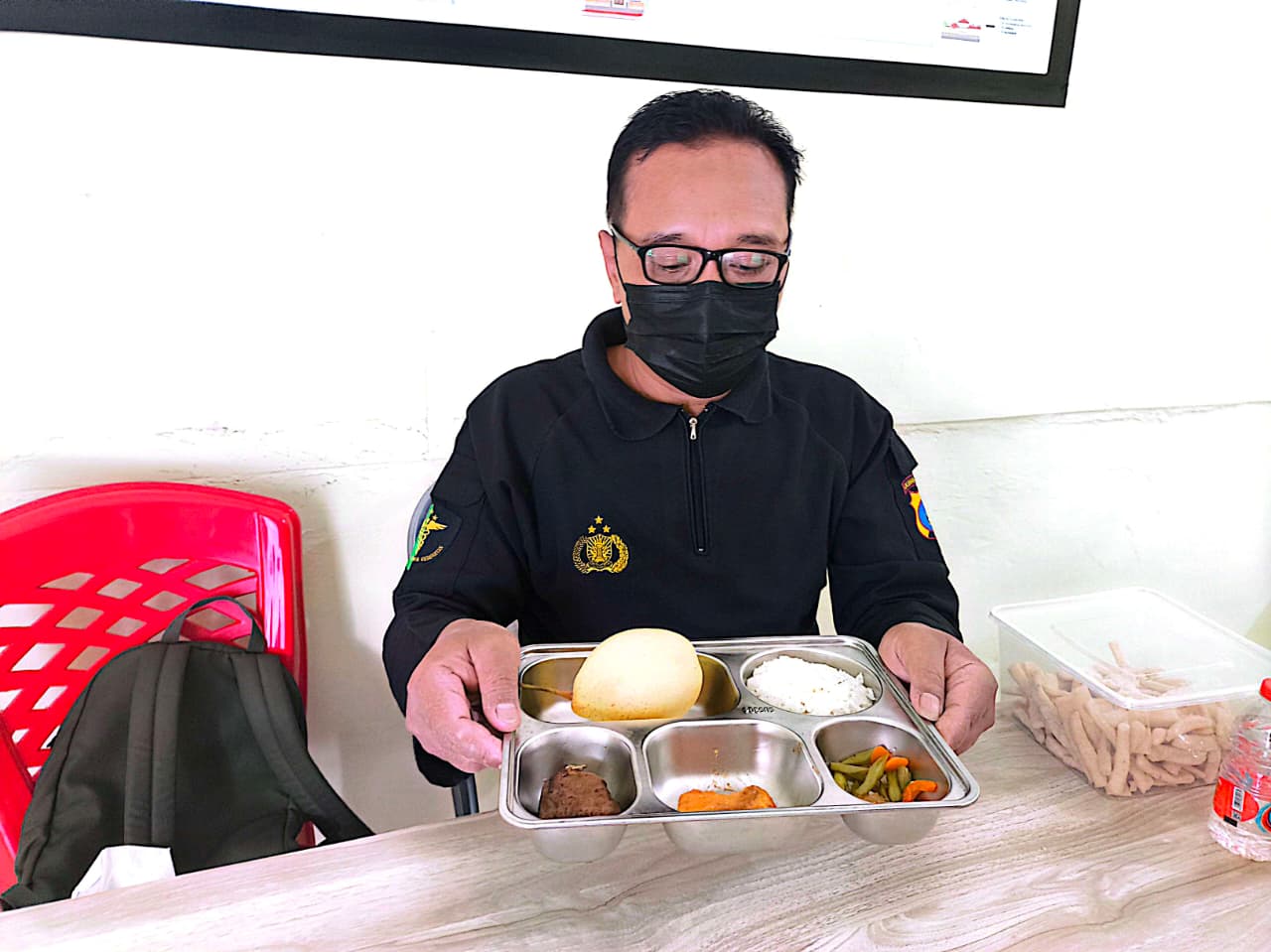 ANTISIPASI : Petugas dari Tim Sidokkes Polres Tanah Laut (Tala) saat mengambil sampel makanan di SPPG Yayasan Kemala Bhayangkari di Jalan Rahayu, Angsau, Pelaihari. (Foto : Humas Polres Tala untuk Rad