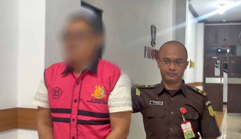 SB : Tersangka yang ditahan Kejari Tabalong.  (Foto : Kejari Tabalong)
