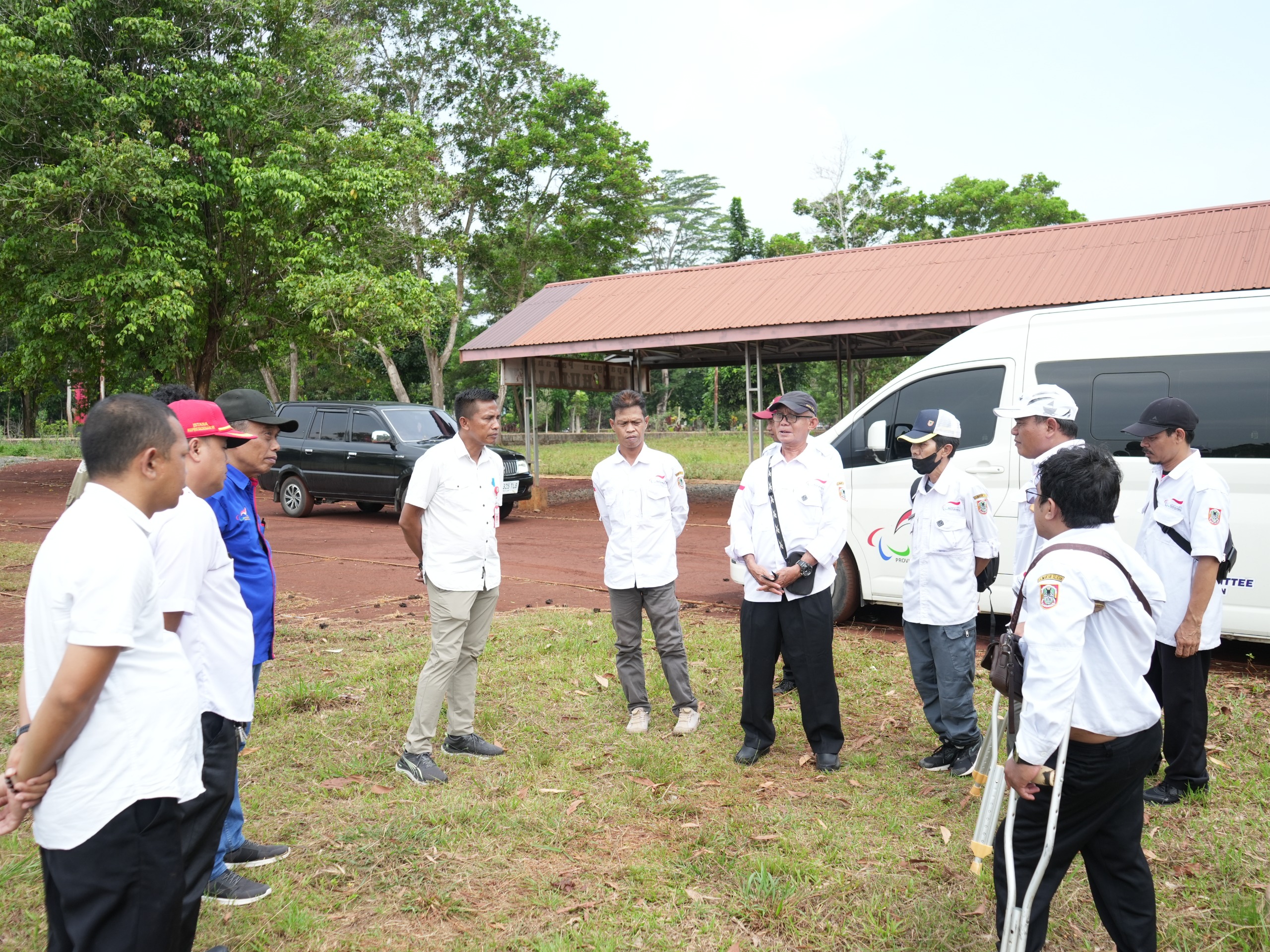 Kadispora Tanah Laut, Rudi Imtihansyah, meninjau kesiapan venue cabang olahraga menjelang pembukaan Porprov XII Kalimantan Selatan 2025 yang akan digelar 1&ndash;14 November mendatang. (dispora tala)