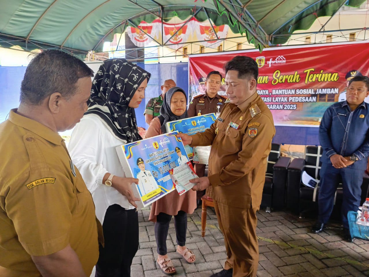 DAPAT RUMAH:Bupati Kabupaten HST, Samsul Rizal menyerahkan hunian layak secara simbolis kepada warga.