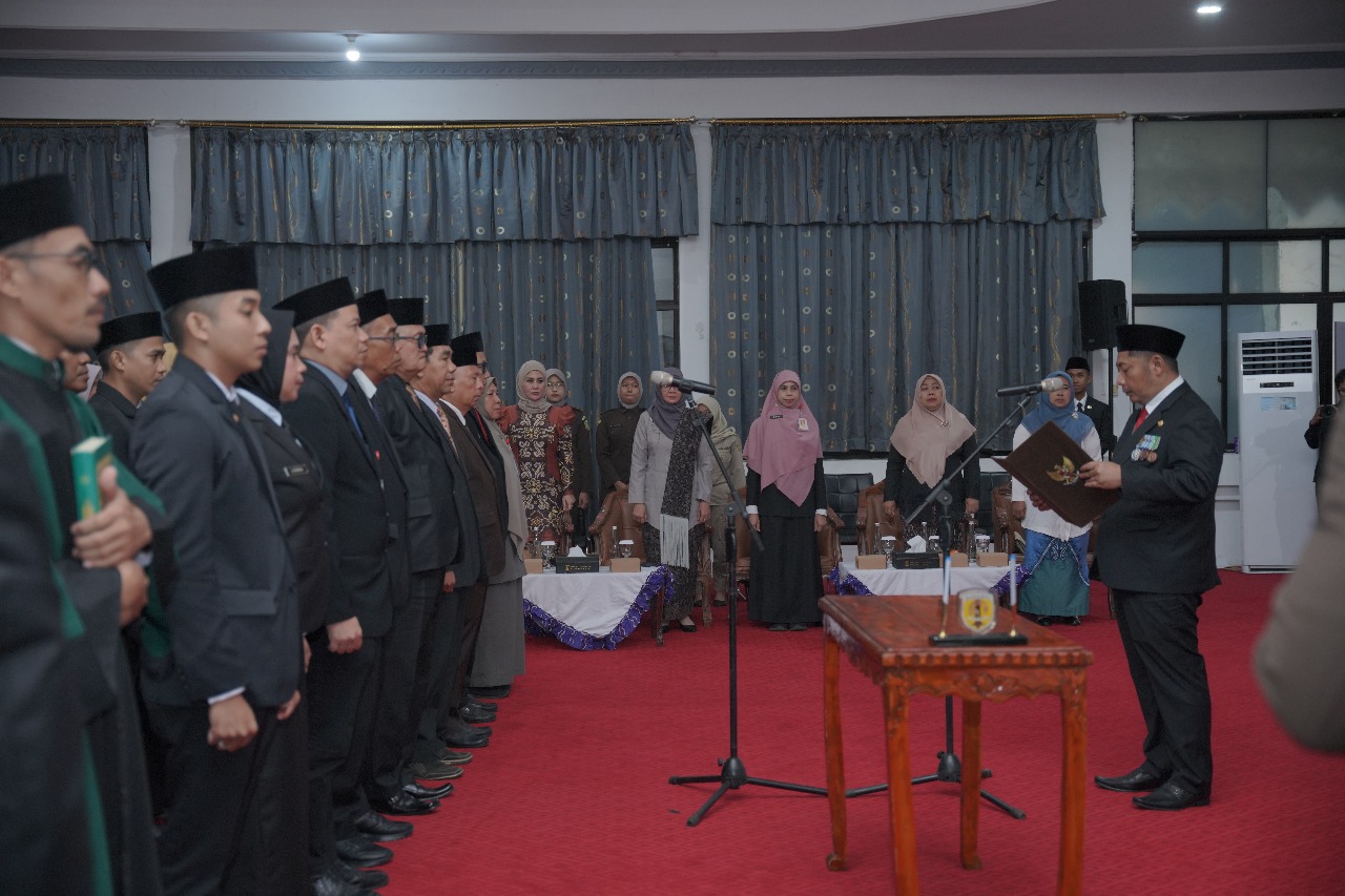 RESMI MENJABAT: Pelantikan pejabat eselon ini digelar di Pendopo HST, Senin (13/10/2025).