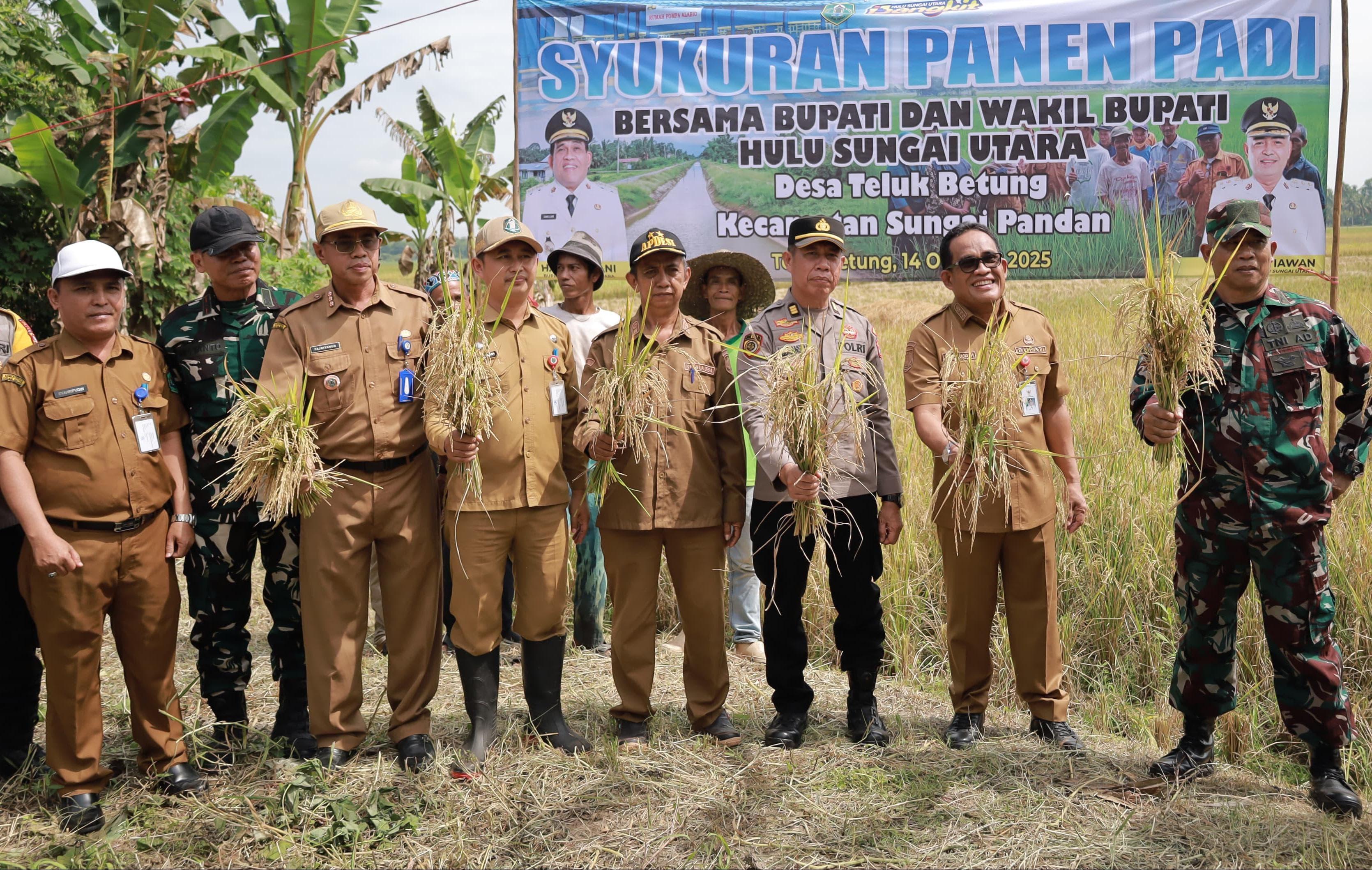 HADIR:Bupati Kabupaten HSU, Sahrujani (dua kanan) hadiri syukuran panen padi di Desa Teluk Betung, Kecamatan Sungai Pandan, Selasa (14/10/2025).