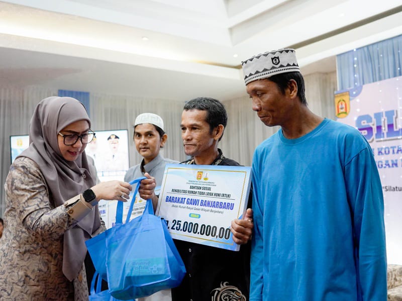 PEDULI:Wali Kota Banjarbaru, Hj Erna Lisa Halaby menyerahkan bantuan sosial kepada masyarakat yang memerlukan.