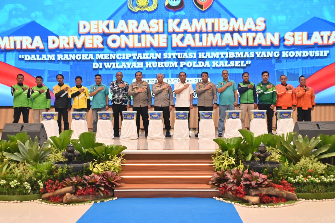 DEKLARASI: Ratusan ojek online di Kalsel berkumpul mendeklarasikan menjaga kamtibmas di Auditorium Polda Kalsel.