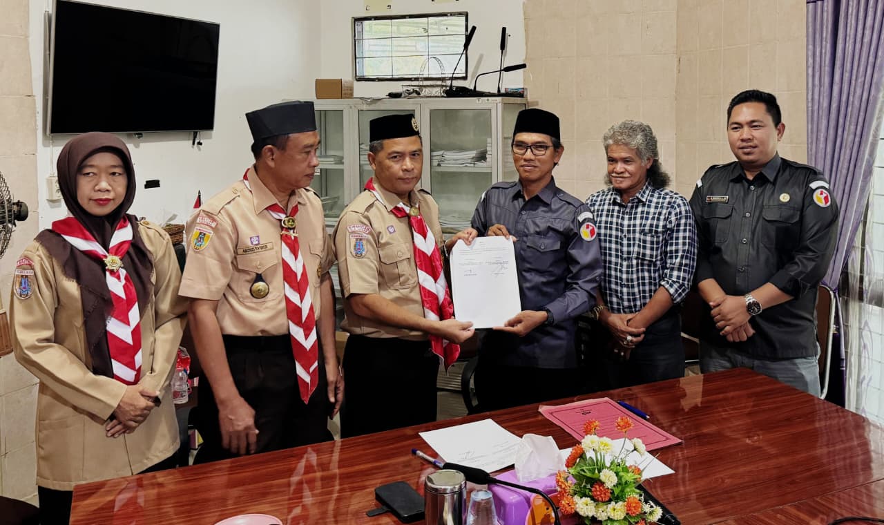 KERJASAMA: Ketua Bawaslu HSU Marfai dan Kwarcab Pramuka HSU Jumadi, teken MoU Pembentukan Saka Adhyasta Pemilu di Kabupaten HSU, Senin (13/10/2025).
