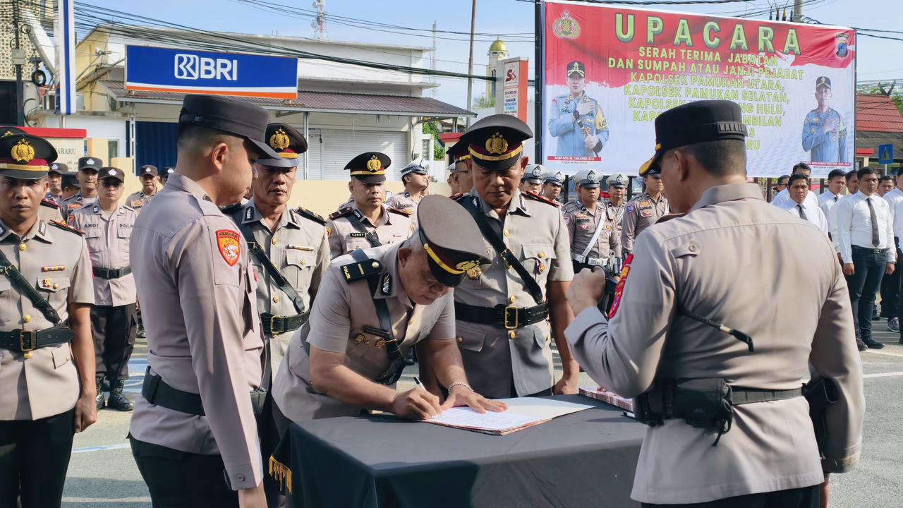 SERTIJAB: Prosesi serah terima jabatan Kasi Humas dan Empat Kapolsek Polres Kotabaru.