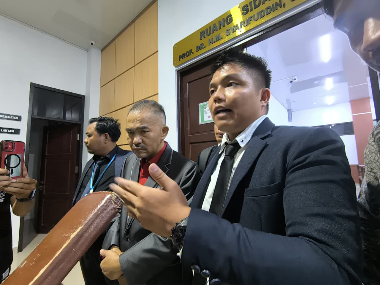 WAWANCARA: Kuasa hukum Sutikno, Hottua Manalu, meragukan kesiapan jaksa pasca putusan hakim yang menolak gugatan praperadilan klien mereka, Sutikno, di PN Paringin. Foto diambil pada Senin (13/10).