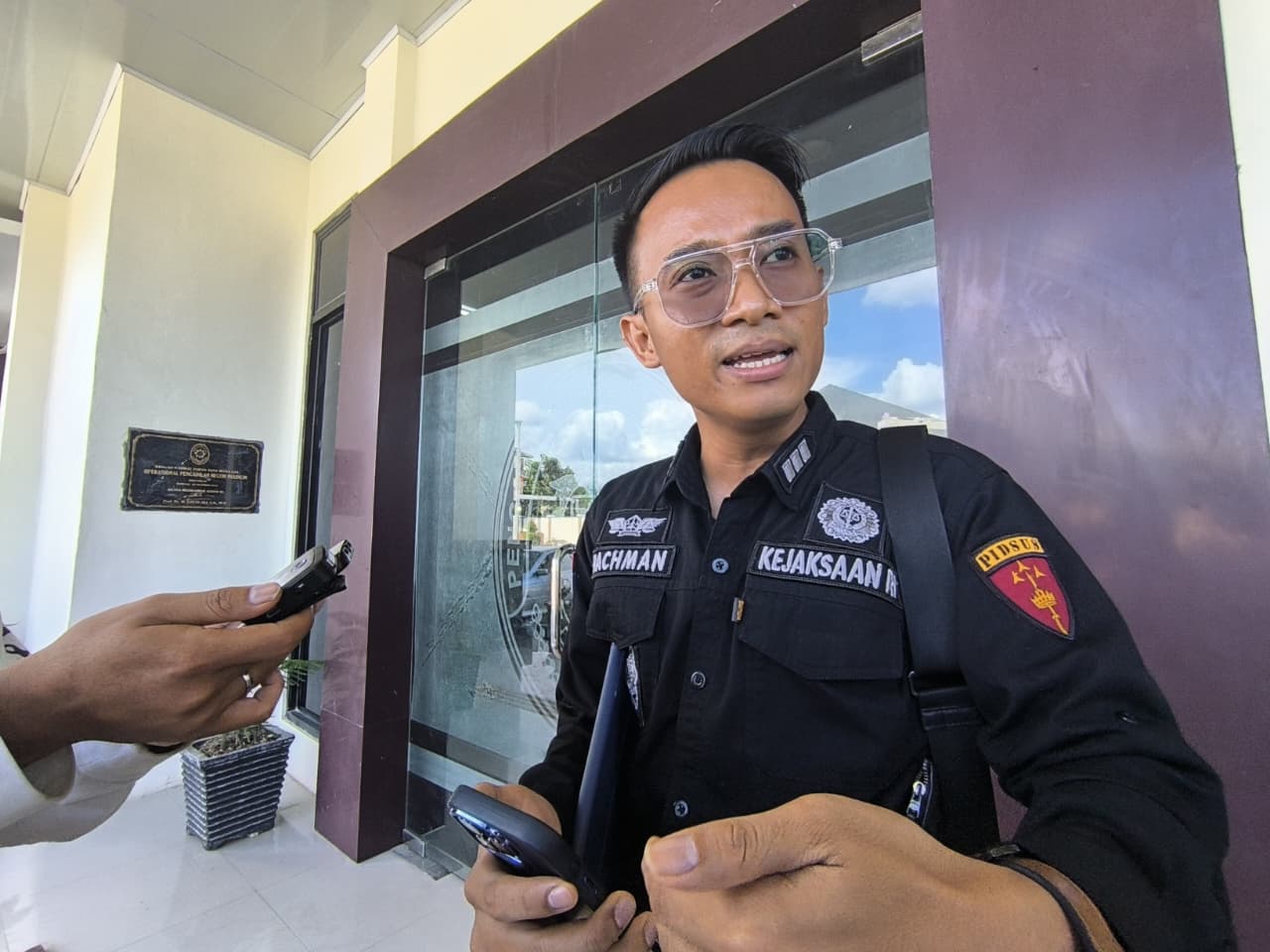 WAWANCARA: Kasi Pidsus Kejari Balangan, Rachmansyah, memberikan keterangan usai sidang putusan praperadilan kasus dugaan korupsi dana hibah, pekan lalu.