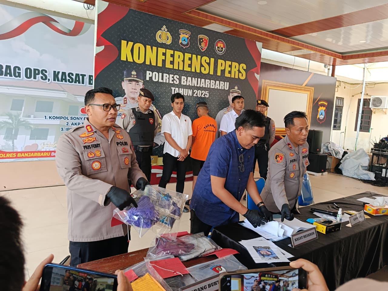 KONPERS: Polres Banjarbaru tetapkan R (19) jadi tersangka kasus penemuan mayat bayi dalam karung.
