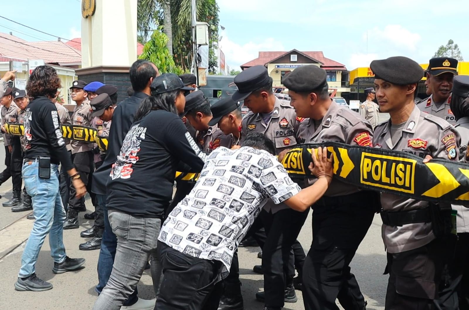 SIMULASI: Pria berpakaian preman yang mencoba masuk ke halaman Polres HSU, ditahan oleh satuan pengaman dari Sat Samapta Polres HSU, Selasa (14/10/2025).