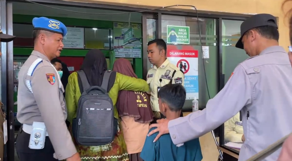 KERACUNAN MBG: Petugas medis RSUD Ratu Zalecha Martapura saat menangani siswa yang diduga keracunan makanan program Makan Bergizi Gratis (MBG), Kamis (9/10).