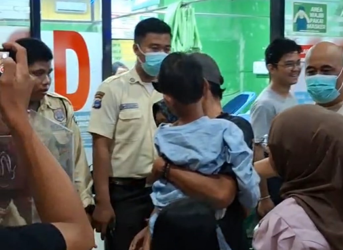 DIEVAKUASI: Salah satu orang tua korban dugaan keracunan MBG membawa anaknya ke tuang IGD RSUD Ratu Zalecha pada Kamis (9/10) malam.