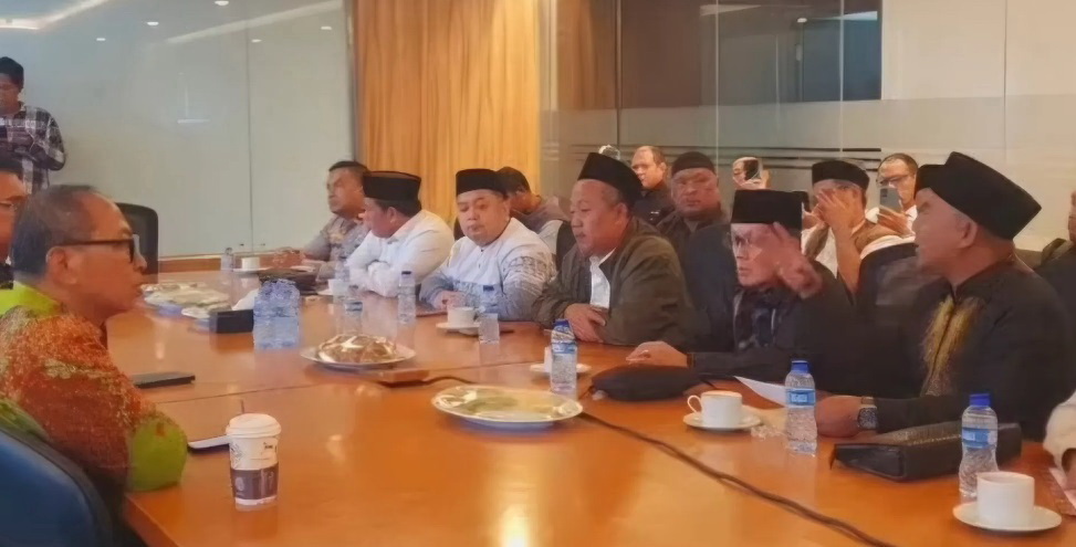AUDIENSI: Alumni dan santri Pondok Pesantren Lirboyo beraudiensi dengan redaksi Trans7 di kawasan Tendean, Jakarta Selatan, Selasa (14/10).
