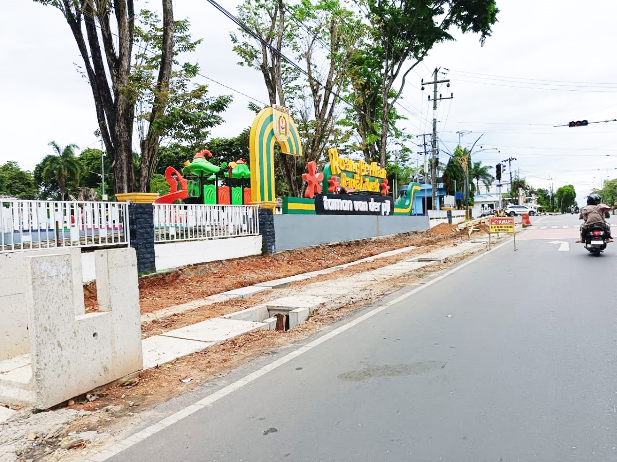 PENATAAN: Dinas PUPR Kota Banjarbaru terus menggenjot proyek penataan trotoar di kawasan Taman Van Der Pijl.