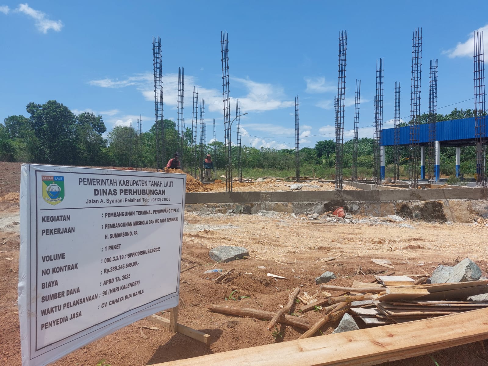 SIBUK: Sejumlah pekerja sedang sibuk menguruk tanah di lokasi pembangunan di Terminal H Soemarsono PA (HSPA).