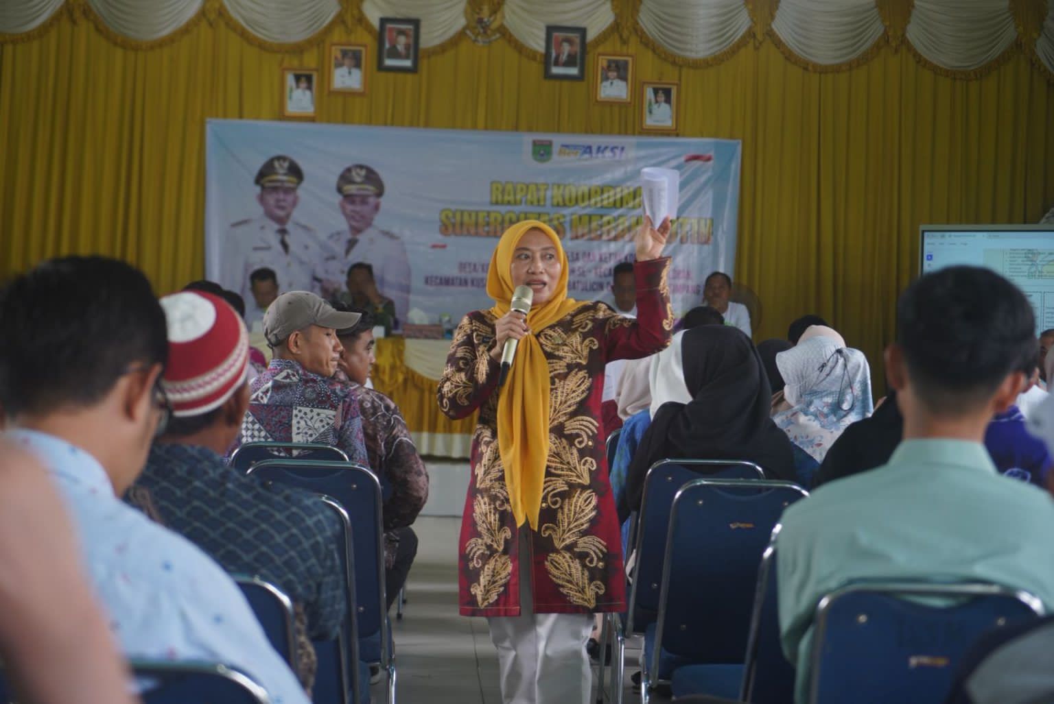 SINERGI:Sekda Tanah Bumbu, Yulian Herawati bersama narasumber dan peserta Rakor Sinergitas Merah Putih di Kecamatan Sungai Loban, Sabtu (11/10/2025).
