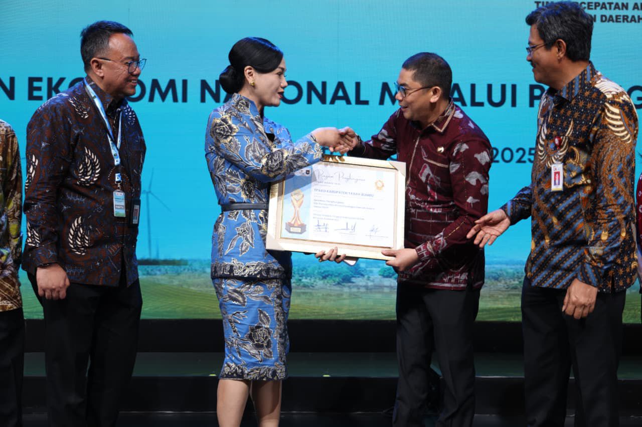 PENGHARGAAN: Bupati Tanah Bumbu Andi Rudi Latif menerima penghargaan TPAKD terbaik wilayah Kalimantan pada Rakornas TPAKD 2025 di Jakarta.