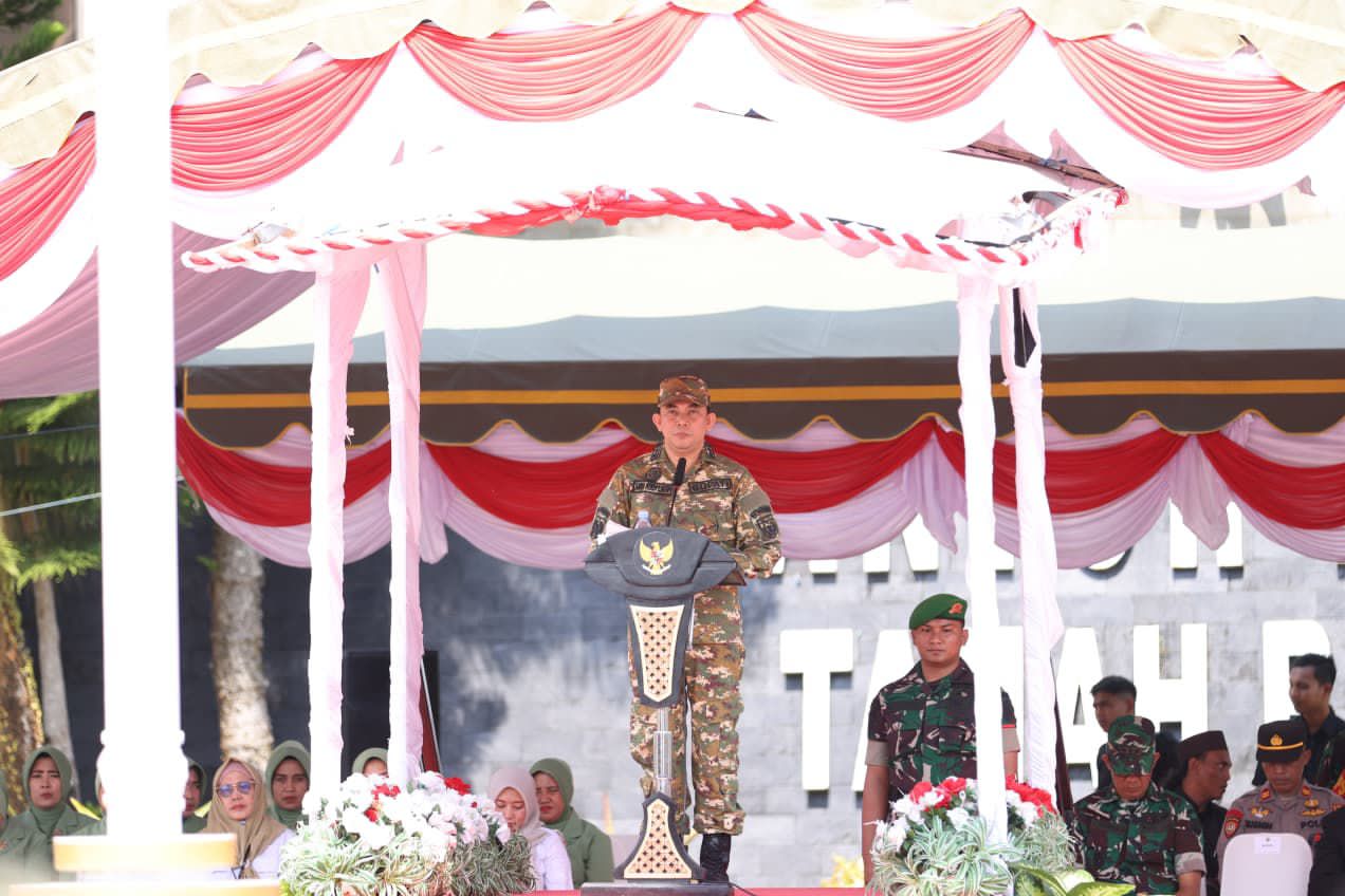 SAMBUTAN:Bupati Tanah Bumbu Andi Rudi Latif menyampaikan sambutan saat membuka kegiatan TMMD ke-126 Tahun 2025 di Halaman Kantor Bupati Tanah Bumbu, Batulicin.