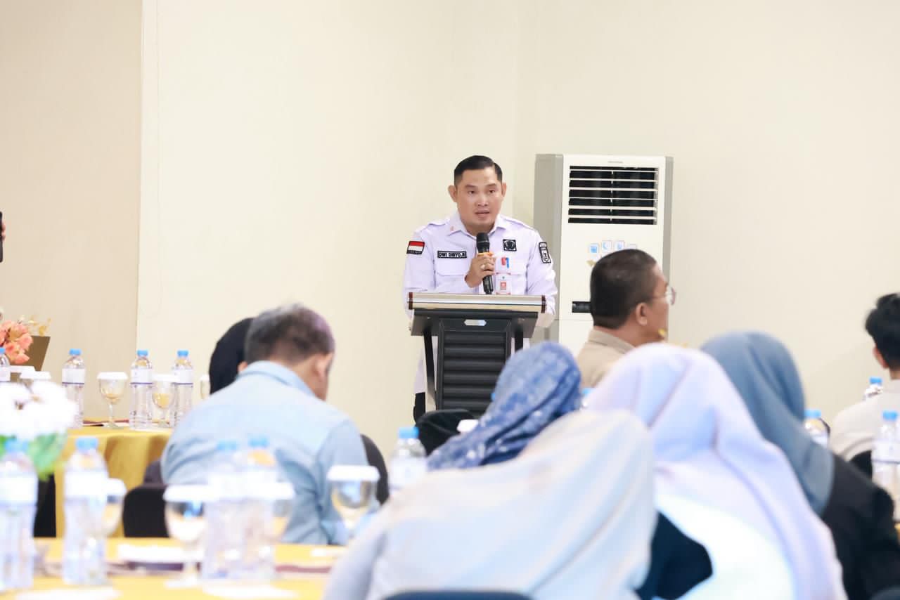 SAMBUTAN:Staf Ahli Bidang Ekonomi, Keuangan, dan Pembangunan, Dwi Dibyo Raharjo menyampaikan sambutan mewakili Bupati Kabupaten Tanah Bumbu, saat membuka Bimtek OSS-RBA dan LKPM di Hotel Ebony.