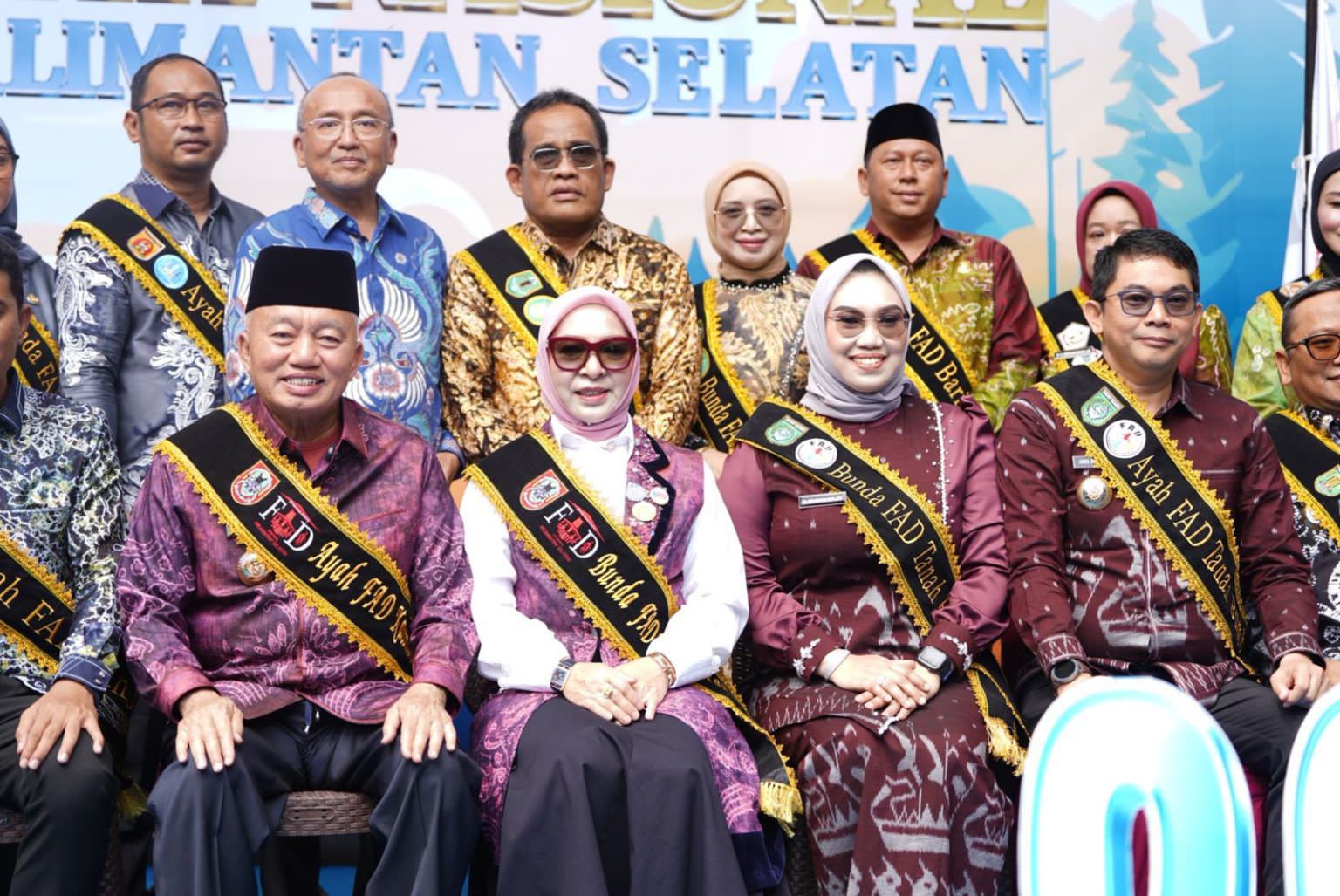 DIKUKUHKAN: Bupati Tanah Bumbu Andi Rudi Latif dan istri Andi Irmayani Rudi Latif berfoto bersama usai dikukuhkan sebagai Ayah dan Bunda Forum Anak Daerah Tanah Bumbu.